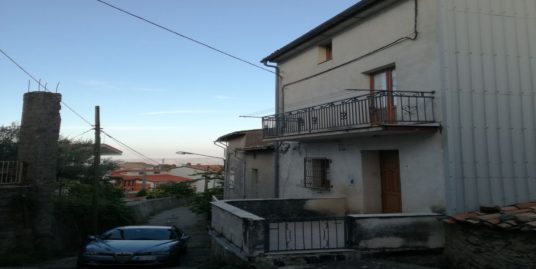 Rif. 208/18 VENDESI CASA INDIPENDENTE ARREDATA SU 3 LIVELLI CON CORTE