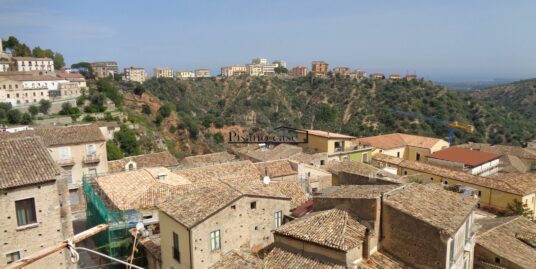 Rif. 13/24 VENDESI APPARTAMENTO SU DUE LIVELLI IN PALAZZO STORICO